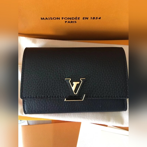 Louis Vuitton Compact Black Taurillon Leather Capucines Wallet - Picture 1 of 13
